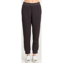 SPODNIE CLAUDIA Guess. Czarne spodnie dresowe Guess, z aplikacjami, z dresówki. Za 369.00 zł.