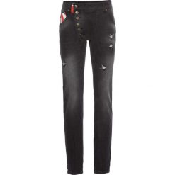 Dżinsy Boyfriend z naszytą flagą bonprix czarny denim. Jeansy marki bonprix. Za 79.99 zł.
