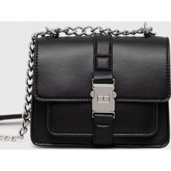 Tommy Jeans torebka kolor czarny. Czarne listonoszki Tommy Jeans, bez wzorów, z jeansu, bez dodatków. Za 539.99 zł.