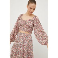 Billabong bluzka damska w kwiaty. Bluzki Billabong, m, bez wzorów, z tkaniny, bez kołnierzyka, bez ramiączek. W wyprzedaży za 209.99 zł.