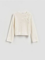Sweter z ozdobną aplikacją - kremowy. Białe swetry Reserved, l, z aplikacjami, z bawełny, bez ramiączek. Za 119.99 zł.