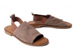 Artiker Relaks 58C2169 viosone suede, sandały damskie. Brązowe sandały Artiker Relaks, bez wzorów, z nubiku, bez obcasa, bez zapięcia. Za 194.90 zł.