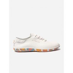 Buty sportowe damskie TBS Confort. Białe buty treningowe TBS, bez wzorów, bez zapięcia, tenisowe. Za 432.75 zł.