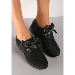 Czarne Półbuty Ibis. Czarne półbuty wsuwane Renee, bez wzorów, eleganckie, bez obcasa, na płaskiej podeszwie. W wyprzedaży za 74.99 zł.
