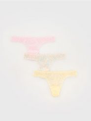 Majtki typu stringi 3 pack - pastelowy róż. Czerwone stringi Reserved, bez wzorów. Za 59.99 zł.