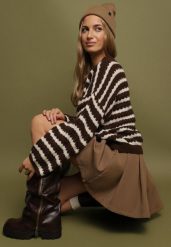 Ciemnobrązowy Sweter Oversize z Wełną i Wiskozą o Luźnym Splocie w Paski Ternose. Brązowe swetry Born2be, bez wzorów, z dzianiny, klasyczne, bez ramiączek. Za 149.99 zł.