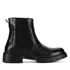 Botki JENNY. Czarne botki Jenny, bez wzorów, bez obcasa, na płaskiej podeszwie, bez zapięcia. Za 127.99 zł.