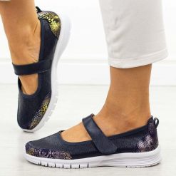 Granatowe lekkie skórzane baleriny damskie Jezzi 8200. Niebieskie baleriny Jezzi, w ażurowe wzory, z jeansu, biznesowe, bez obcasa, na obcasie, bez zapięcia. Za 179.00 zł.