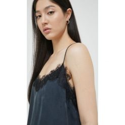Superdry bluzka kolor granatowy. Niebieskie bluzki Superdry, l, bez wzorów, z koronki, bez kołnierzyka, bez ramiączek. W wyprzedaży za 174.99 zł.