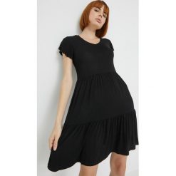 Pieces sukienka kolor czarny mini prosta. Czarne sukienki Pieces, na co dzień, l, bez wzorów, z dzianiny, bez kołnierzyka, bez ramiączek, mini, proste. W wyprzedaży za 83.99 zł.