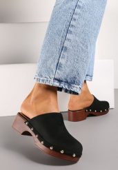 Czarne Klapki Typu Drewniaki z Nitami i Płaskim Obcasem Nerai. Czarne klapki Renee, z aplikacjami, z okrągłym noskiem, bez obcasa, na płaskiej podeszwie, bez zapięcia. Za 99.99 zł.