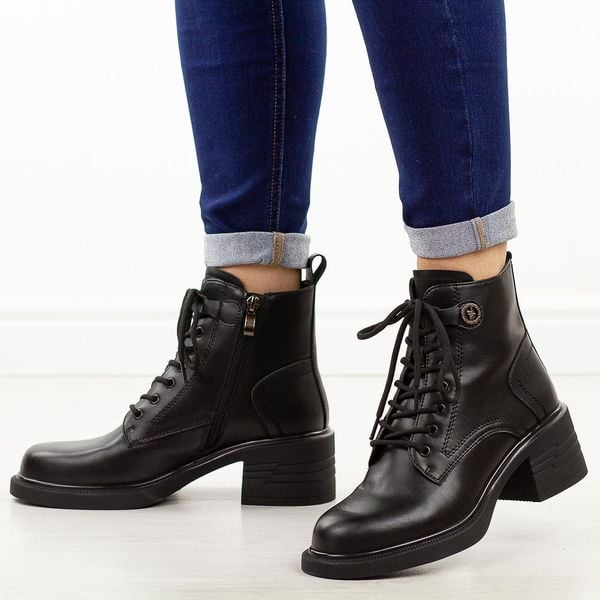 Czarne skórzane botki damskie na obcasie DiA 42-79. Czarne botki DiA, bez wzorów, ze skóry, eleganckie, z okrągłym noskiem, bez obcasa, na obcasie, bez zapięcia. Za 349.00 zł.