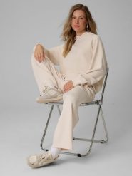 4F Spodnie dresowe z szerokimi nogawkami damskie - kremowe XL. Brązowe spodnie dresowe 4f, bez wzorów, z dresówki, krótkie. Za 179.99 zł.