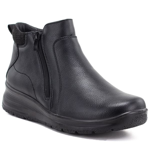 Botki damskie ocieplane na koturnie czarne Unisoft 9357. Czarne botki Unisoft, bez wzorów, ze skóry ekologicznej, eleganckie, bez obcasa, na koturnie, bez zapięcia. Za 139.99 zł.