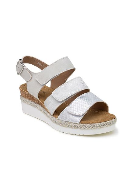 Foreverfolie Sandały w kolorze srebrno-białym na koturnie rozmiar: 37. Białe sandały Foreverfolie, bez wzorów, z otwartym noskiem, bez obcasa, na koturnie, bez zapięcia. Za 132.05 zł.