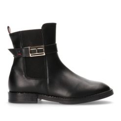Botki Tommy Hilfiger Chelsea Boot Black T4A5-33048-0036999-999 czarne. Czarne botki z aplikacjami, ze skóry, za kostkę, bez obcasa, bez zapięcia. Za 878.72 zł.