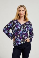 Bluzka w kwiaty z dekoltem w serek granatowa. Bluzki MOODO, s, bez wzorów, z elastanu, bez kołnierzyka, bez ramiączek. W wyprzedaży za 29.99 zł.