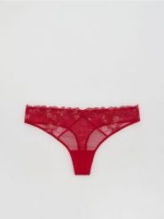 Majtki stringi z haftem - czerwony. Czerwone stringi Reserved, bez wzorów. Za 49.99 zł.