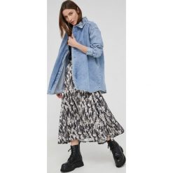 Answear Lab koszula jeansowa damska relaxed z kołnierzykiem klasycznym. Niebieskie koszule Answear Lab, m, bez wzorów, z jeansu, klasyczne, bez kołnierzyka, bez ramiączek. W wyprzedaży za 91.99 zł.