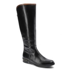 Czarne Kozaki Carinii Damskie Eleganckie Obuwie. Czarne kozaki Carinii, z aplikacjami, ze skóry, eleganckie, bez obcasa, na płaskiej podeszwie, bez zapięcia. Za 299.00 zł.