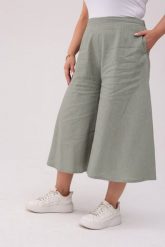Spódnico-spodnie Lena w kolorze old green - Swoboda i styl w lnianej odsłonie PLUS SIZE OVERSIZE XXL. Zielone spodnie materiałowe Moda Size Plus Iwanek, bez wzorów, ze lnu, eleganckie, krótkie. W wyprzedaży za 139.90 zł.