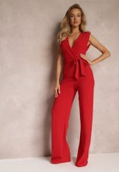 Czerwony Długi Kombinezon Wiązany w Pasie z Guzikami Na Ramionach Amile. Czerwone sukienki Renee, l, bez wzorów, prążkowane, bez kołnierzyka, dla wysokich, bez ramiączek, maxi, kopertowe. Za 189.99 zł.