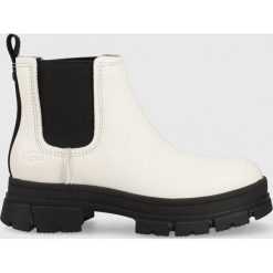 UGG sztyblety W Ashton Chelsea damskie kolor biały na płaskim obcasie. Białe botki UGG, bez wzorów, z gumy, bez obcasa, na płaskiej podeszwie, bez zapięcia. W wyprzedaży za 469.99 zł.