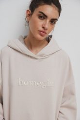 Bluza typu oversize z HAFTEM, w kolorze WHITE SAND - EVANS SATIN-UNI. Białe bluzy Marsala, bez wzorów, z bawełny, bez ramiączek, z kapturem. Za 299.90 zł.