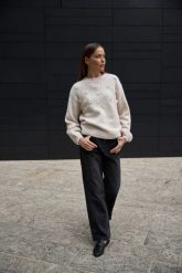 Sweter z aplikacją beżowy. Brązowe swetry MOODO, l, z aplikacjami, z poliamidu, bez ramiączek. Za 159.99 zł.