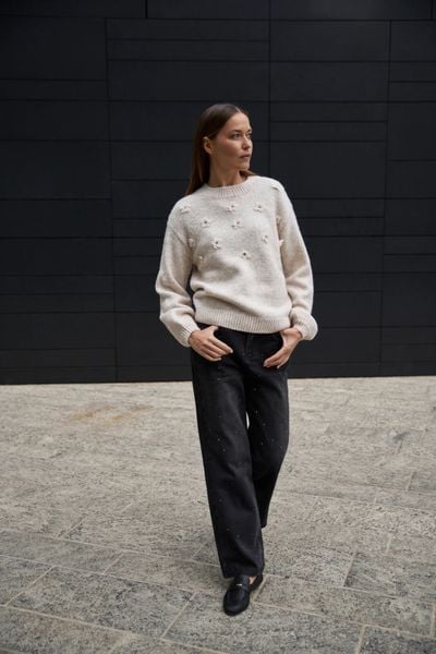 Sweter z aplikacją beżowy. Brązowe swetry MOODO, l, z aplikacjami, z poliamidu, bez ramiączek. Za 159.99 zł.