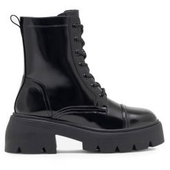 Trzewiki Jenny Fairy. Czarne botki Jenny Fairy, bez wzorów, bez obcasa, na słupku, bez zapięcia. Za 129.99 zł.