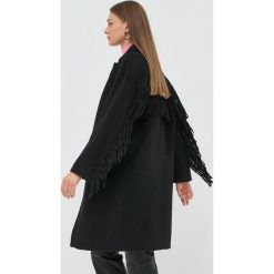 Guess płaszcz wełniany kolor czarny przejściowy oversize. Czarne płaszcze Guess, l, z aplikacjami, z wełny, bez kaptura. W wyprzedaży za 769.99 zł.