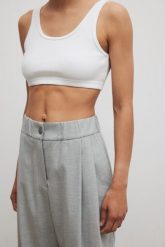 Krótki top z prążkowanej dzianiny w kolorze CLASSIC WHITE- LAGO. Białe topy Marsala, m, bez wzorów, z bawełny, bez kołnierzyka, bez ramiączek. W wyprzedaży za 34.95 zł.