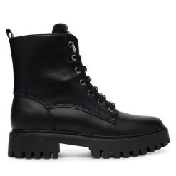 Trapery Guess. Czarne traperki Guess, z aplikacjami, bez obcasa, bez zapięcia. Za 639.99 zł.