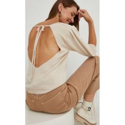 Answear Lab sweter z wełną damski kolor beżowy lekki. Brązowe swetry Answear Lab, l, bez wzorów, z dzianiny, bez ramiączek. Za 199.99 zł.