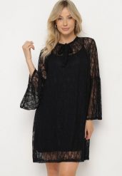 Czarna Koronkowa Sukienka o Pudełkowym Kroju z Rozszerzanymi Rękawami i Halką Vertilae. Czarne sukienki Born2be, na imprezę, bez wzorów, z koronki, eleganckie, bez kołnierzyka, bez ramiączek, mini. W wyprzedaży za 93.49 zł.