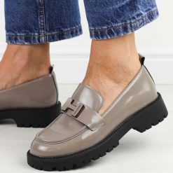 Beżowe skórzane lakierowane półbuty damskie Vinceza 62187. Brązowe półbuty wsuwane VINCEZA, na jesień, z aplikacjami, z lakierowanej skóry, eleganckie, z okrągłym noskiem, bez obcasa, na płaskiej podeszwie. Za 209.00 zł.