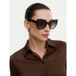 Okulary przeciwsłoneczne Guess. Brązowe okulary przeciwsłoneczne Guess, z aplikacjami. Za 389.99 zł.