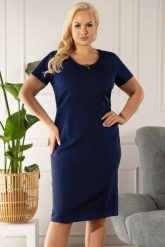 Sukienka ołówkowa elegancka do pracy WILMA granatowa. Sukienki KARKO, do pracy, plus size, bez wzorów, z elastanu, biznesowe, bez kołnierzyka, plus size, bez ramiączek, midi, dopasowane. Za 89.50 zł.