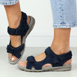 Granatowe skórzane sandały damskie T.Sokolski L26-613. Niebieskie sandały Sokolski, bez wzorów, ze skóry, klasyczne, bez obcasa, bez zapięcia. W wyprzedaży za 161.10 zł.