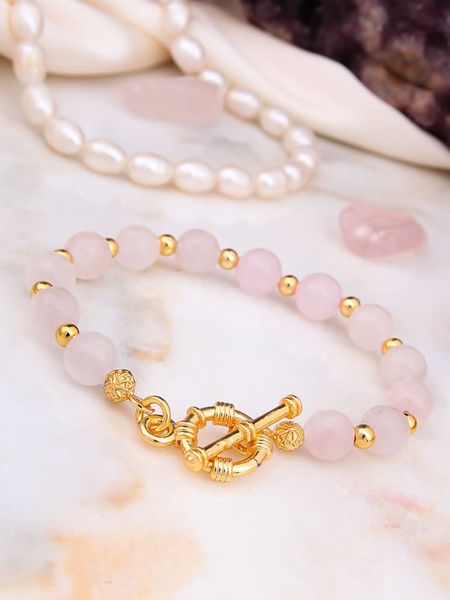 L'Atelier de Gaia Pozłacana bransoletka z kwarcem różowym rozmiar: onesize. Różowe bransoletki L'Atelier de Gaia, z kwarcem, pozłacane. Za 47.95 zł.