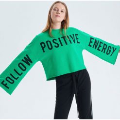 Krótka bluza z szerokimi rękawami - Zielony. Bluzy marki Cropp. Za 89.99 zł.