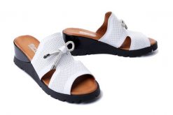 ARTIKER RELAKS 52C0500 biały, klapki damskie. Białe klapki Artiker Relaks, bez wzorów, ze skóry, bez obcasa, na koturnie, bez zapięcia. Za 199.90 zł.