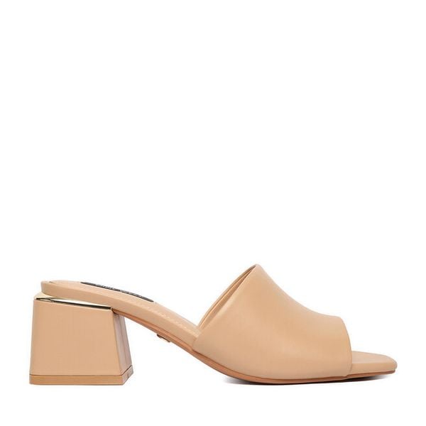 Klapki Nine West. Brązowe klapki Nine West, bez wzorów, bez obcasa, bez zapięcia. Za 199.99 zł.