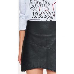 MINI SPÓDNICZKA SKÓRZANA Z OZDOBNYMI PRZESZYCIAMI. Spódnice marki TROLL. W wyprzedaży za 29.99 zł.