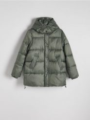 Pikowana kurtka z kapturem - oliwkowy. Zielone kurtki Reserved, l, bez wzorów, z tkaniny, z kapturem. W wyprzedaży za 219.99 zł.