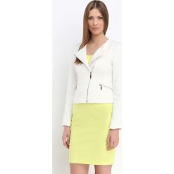 ŻAKIET DAMSKI. Białe marynarki i żakiety marki TOP SECRET, bez wzorów, eleganckie, bez ramiączek. W wyprzedaży za 69.99 zł.