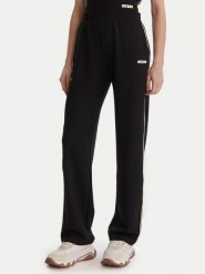Guess Spodnie dresowe V6GB16 K4777 Czarny Regular Fit. Czarne spodnie dresowe Guess, z aplikacjami, z dresówki. Za 429.99 zł.