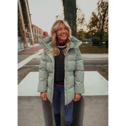 Damska kurtka jeździecka Ju & Pa Flaine. Niebieskie kurtki JU ET PA, s, bez wzorów, z materiału, eleganckie, bez kaptura. Za 689.50 zł.