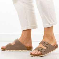 J. Brązowe skórzane klapki damskie Vinceza 101330. Brązowe klapki VINCEZA, bez wzorów, z jeansu, casualowe, bez obcasa, bez zapięcia. Za 149.00 zł.